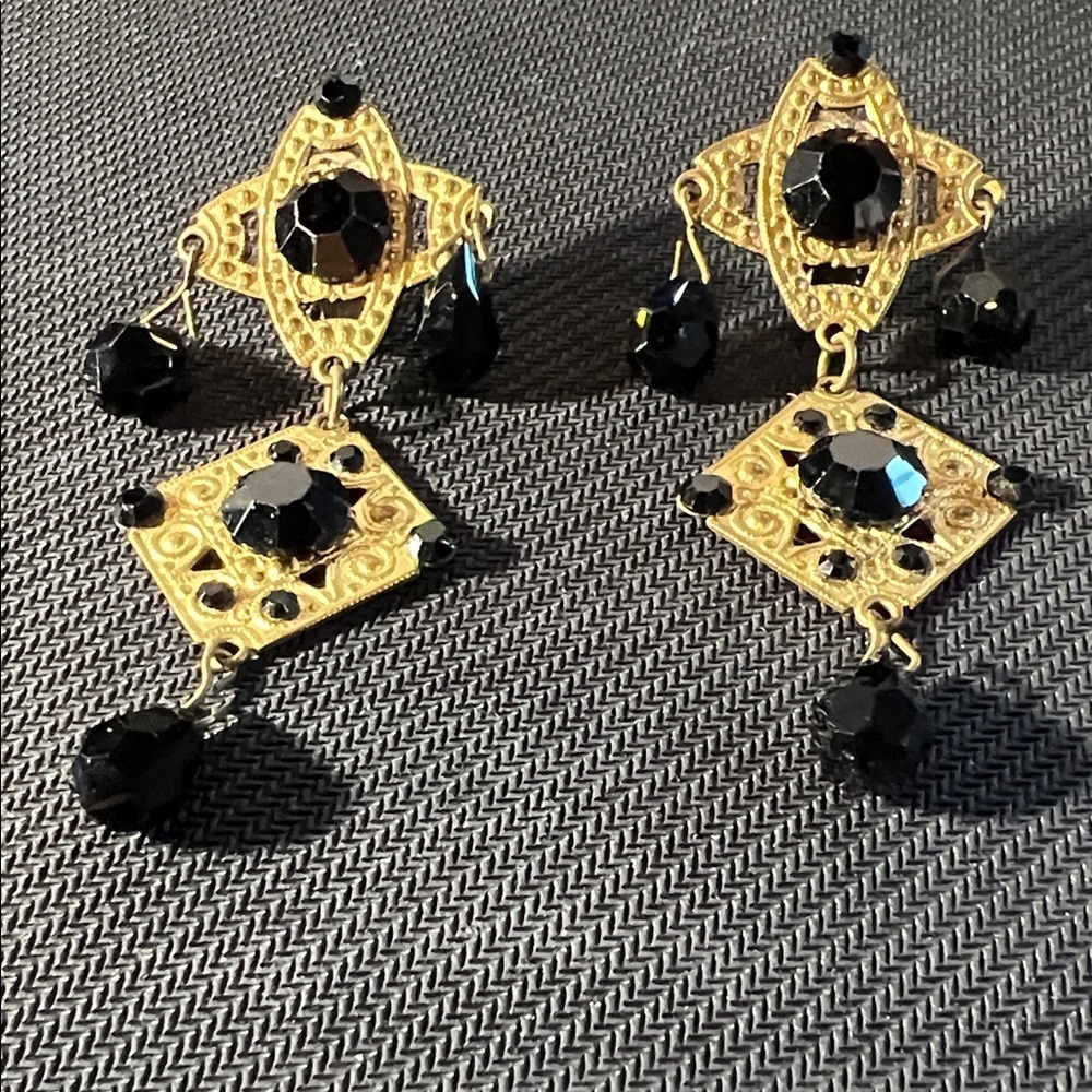 Elegant Vintage Chandelier Black and Gold Earrings. WA525